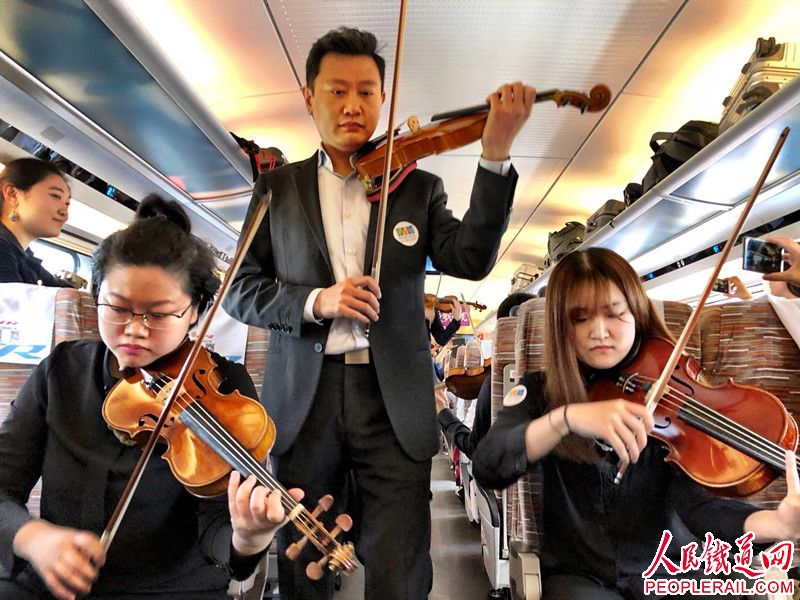 “高铁音乐会”走进复兴号列车